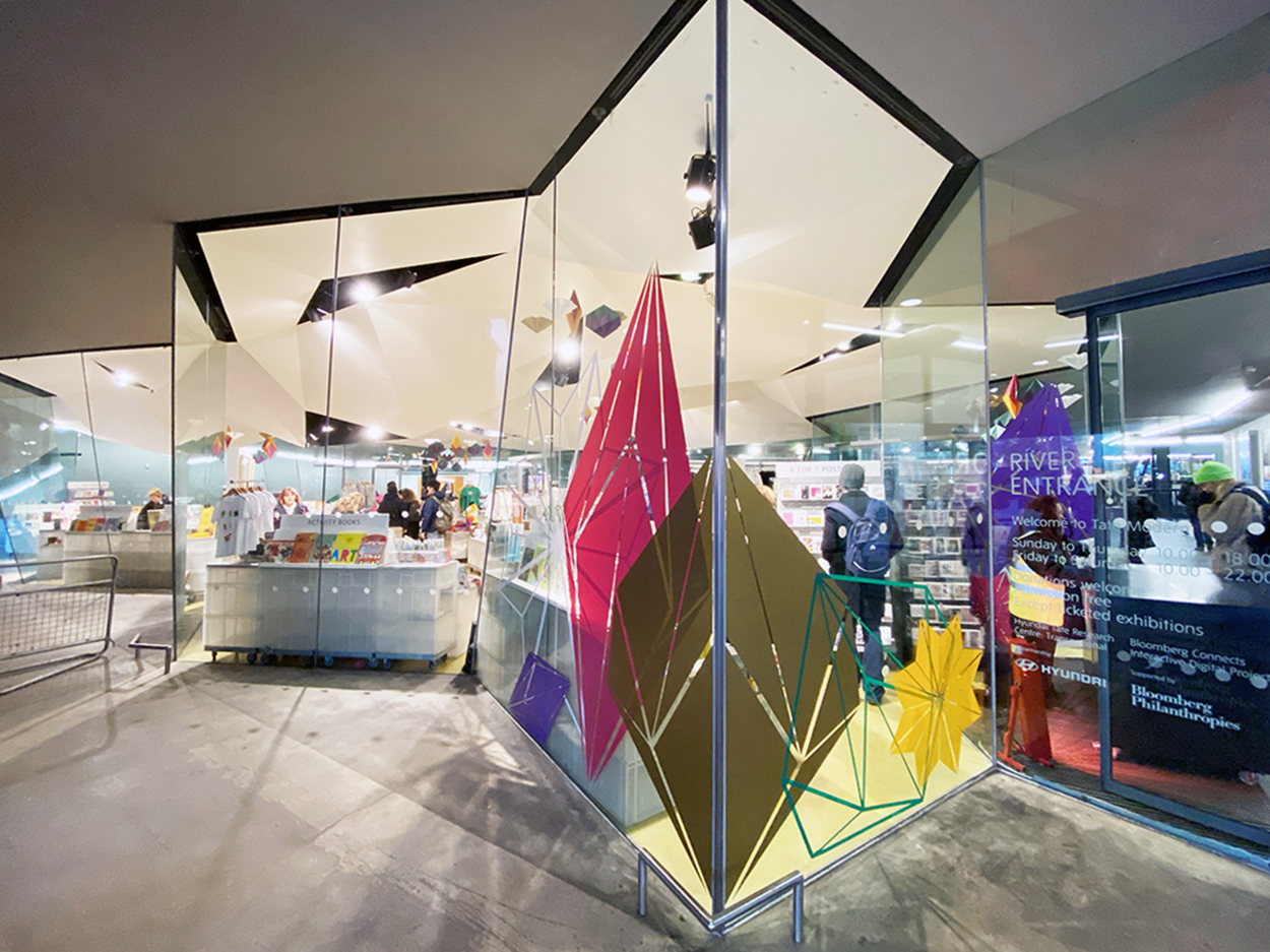 retail window graphics for tate gallery shop by the graphical tree